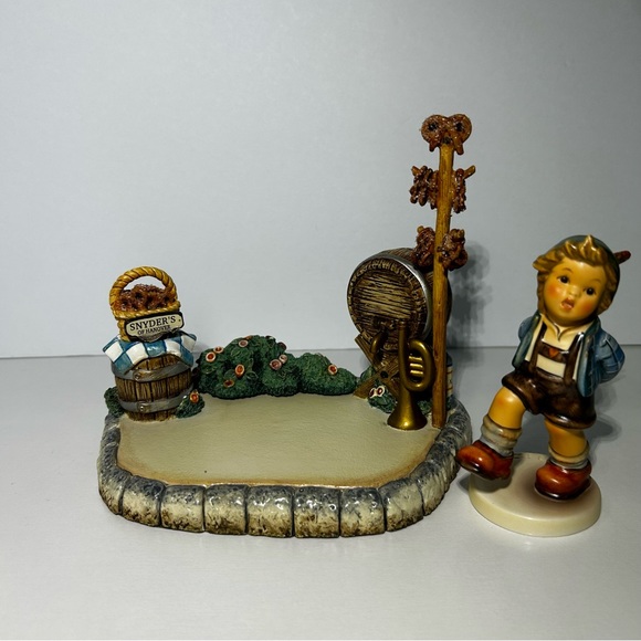 Goebel Hummelscape Marktplatz 1065-D Hummel Figurine Alpine Dancer 2108/B NIB - Picture 2 of 9